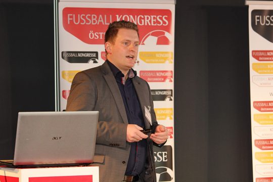 Christopher Baumgartner, BA bei seinem Vortrag © FUSSBALL KONGRESS