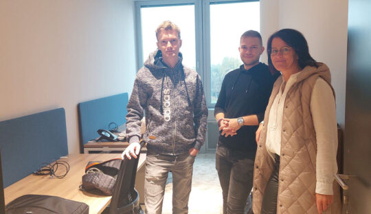 Nino, Michael und Doris bei der Übernahme des neuen Büros in Wien