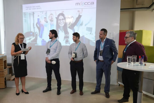 Von li. nach re.: Moderatorin Barbara Tesar / Fabian Cheng, Environmental Specialist und Christoffer Connée, Co-Founder Klimato / David Trümner, Managing Partner New Food Company / Roland Ambrosch, CTO-Managing Director REET bei der Vorstellung der Deep-Dive Sessions. © mocca-group