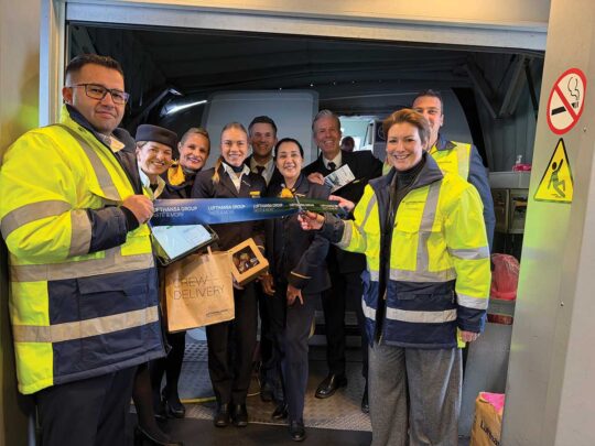 Das Projektteam der Lufthansa Group Taste & More GmbH und Crewmitglieder der Lufthansa Group beim erfolgreichen Launch der Vorfeldversorgung